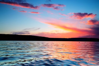 Ufkun ötesinde güzel bir gün batımı