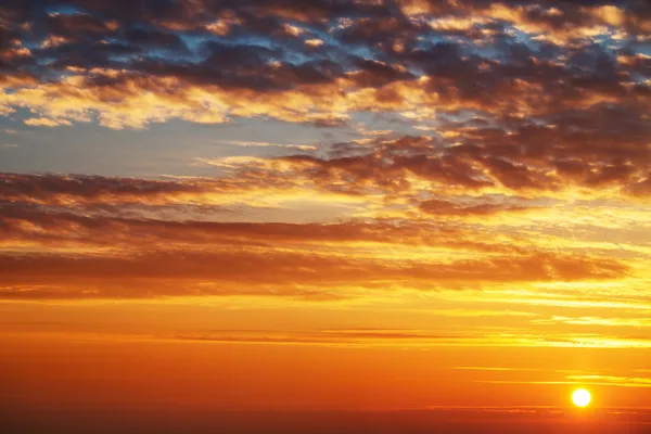 Hermoso amanecer sobre el horizonte — Foto de Stock