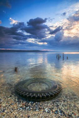 Gölün üzerinde gün batımı