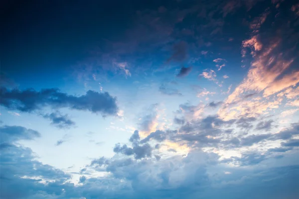 Bue cielo con nubes primer plano, puesta de sol —  Fotos de Stock