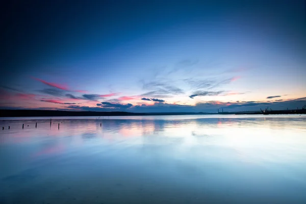 ดวงอาทิตย์ตกเหนือทะเลสาบ — ภาพถ่ายสต็อก