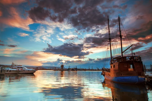 Bateaux et coucher de soleil — Photo