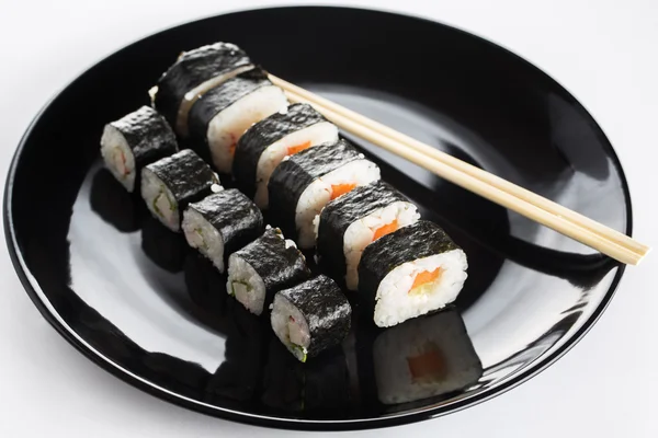 Sushi rolt op zwarte schotel — Stockfoto