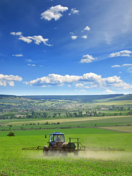 Landbouw trekker ploegen en spuiten op veld verticale — Stockfoto