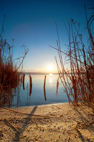 Solnedgång över sjön — Stockfoto