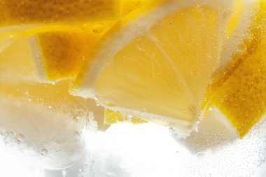 bir bardak beyaz izole kokteyl