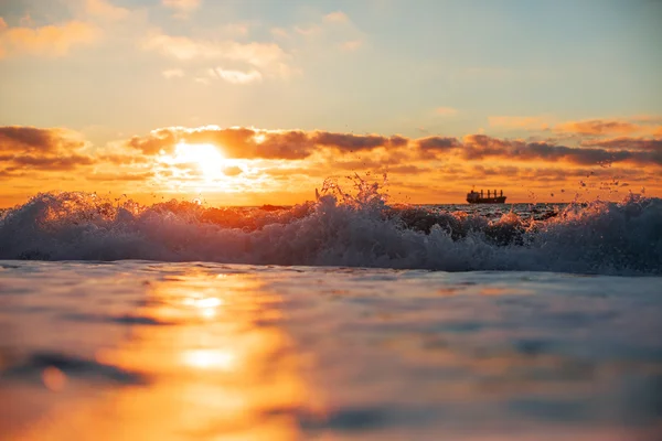 Reflexão do nascer do sol nas ondas — Fotografia de Stock