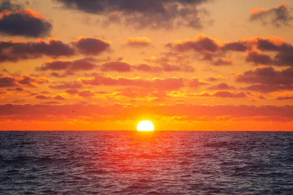 Soluppgången över havet — Stockfoto