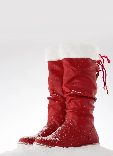 Botas de nieve rojas sobre un blanco — Foto de Stock