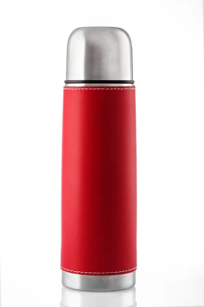 Thermos rouge isolé sur fond blanc — Photo