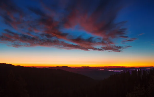 Lever de soleil sur les montagnes — Photo