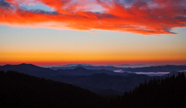 Nascer do sol sobre as montanhas — Fotografia de Stock