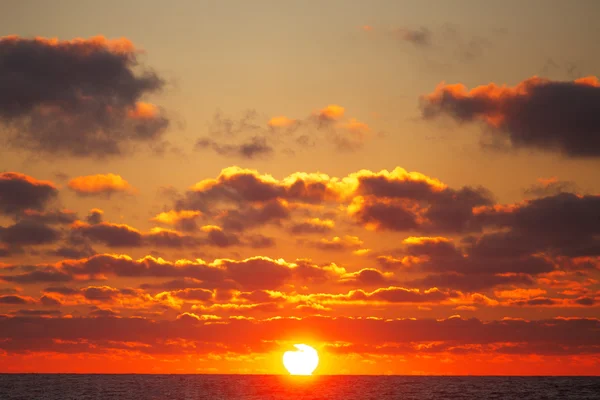 Soluppgången över havet — Stockfoto