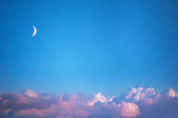 Hermoso atardecer, cielo azul profundo y luna — Foto de Stock