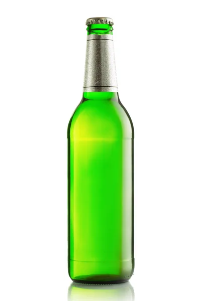 Botellas verdes de cerveza sobre fondo blanco —  Fotos de Stock