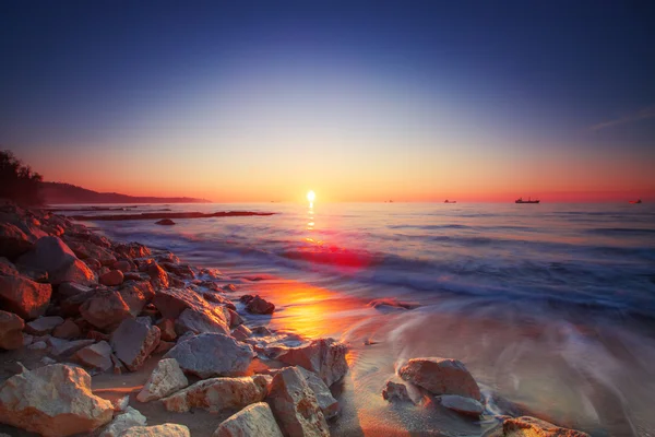 Wschód słońca nad morzem — Zdjęcie stockowe