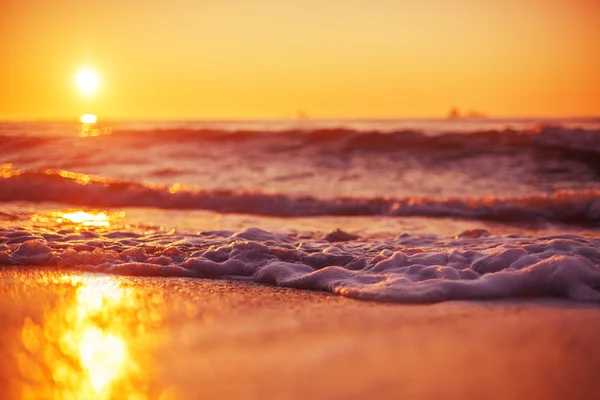 Nascer do sol e ondas brilhantes no oceano — Fotografia de Stock
