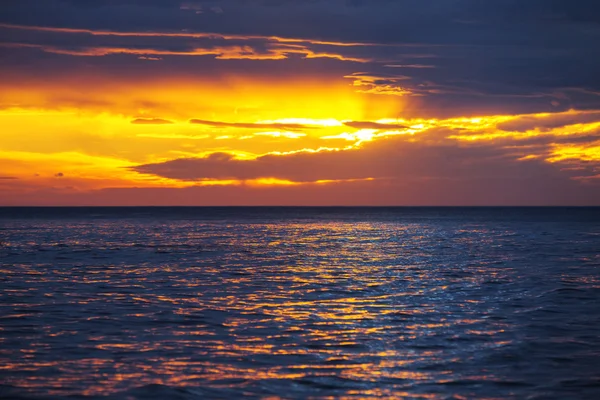 Hermoso paisaje nublado sobre el mar — Foto de Stock