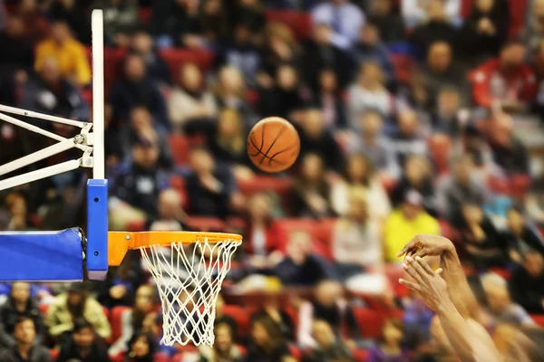 Anotar los puntos ganadores en un partido de baloncesto — Foto de Stock