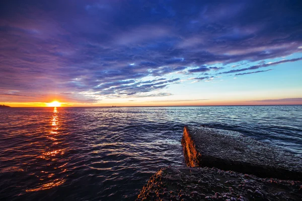 Nubosidad púrpura y cielo azul dramático, toma del atardecer —  Fotos de Stock