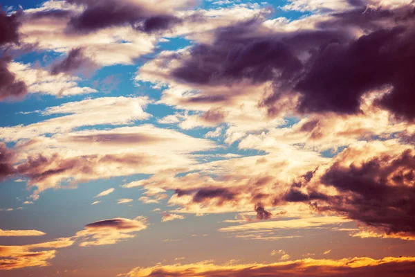 Bewolkte lucht — Stockfoto