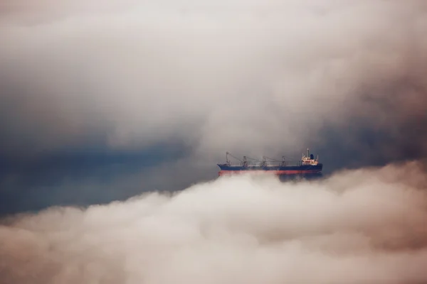 Buque de carga navegando en agua de nubes — Foto de Stock