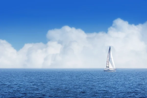 Zeilschip jachten met witte zeilen en bewolkte lucht — Stockfoto