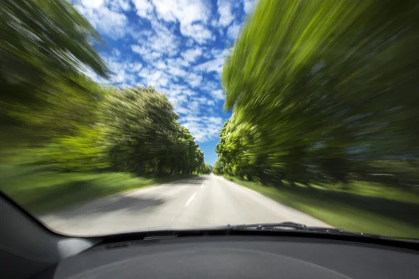 Carro na estrada com fundo borrão movimento — Fotografia de Stock