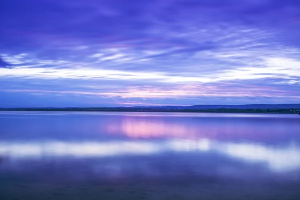 Hermoso paisaje nublado sobre el mar, toma del atardecer — Foto de Stock
