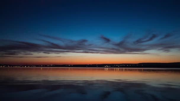 Pôr do sol sobre o lago — Vídeo de Stock