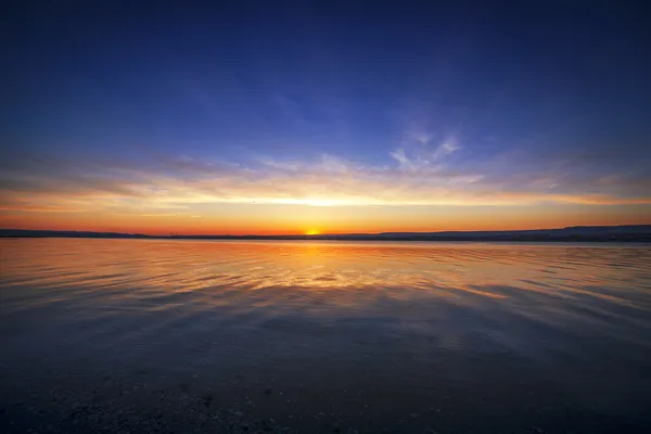 Prachtige zonsondergang boven de zee — Stockfoto