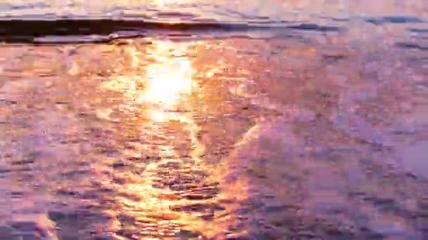 Salida del sol y olas brillantes en el océano — Vídeo de stock