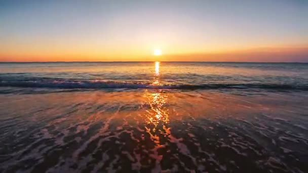 Salida del sol sobre el mar — Vídeos de Stock