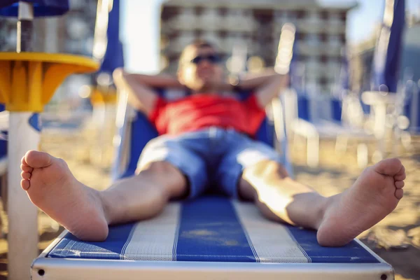 Lycklig man på stranden — Stockfoto