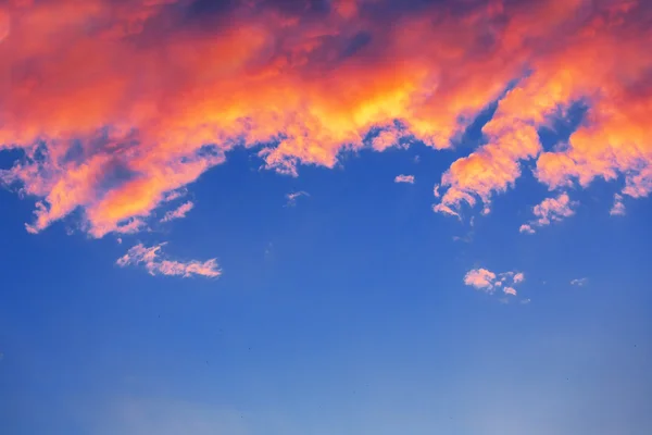 Schöner Himmel bei Sonnenuntergang mit Wolken — Stockfoto
