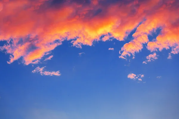 Beau ciel couchant avec nuages — Photo