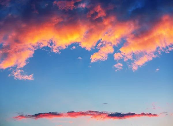 Prachtige zonsondergang hemel met wolken — Stockfoto