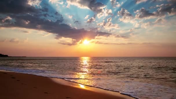 Schöne Wolkenlandschaft über dem Meer — Stockvideo