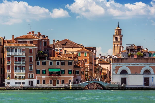 Uma torre sineira inclinada em Veneza, Itália — Fotografia de Stock