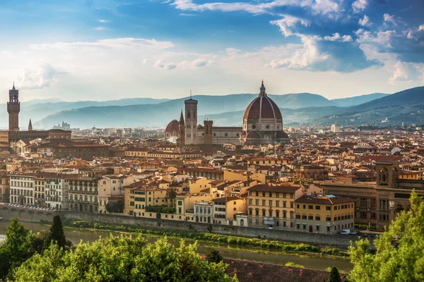 Katedrála santa maria del fiore ve Florencii panoramatu města, toskánská — Stock fotografie