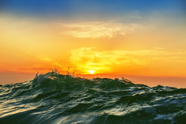 Východ slunce a zářivé vlny v oceánu — Stock fotografie