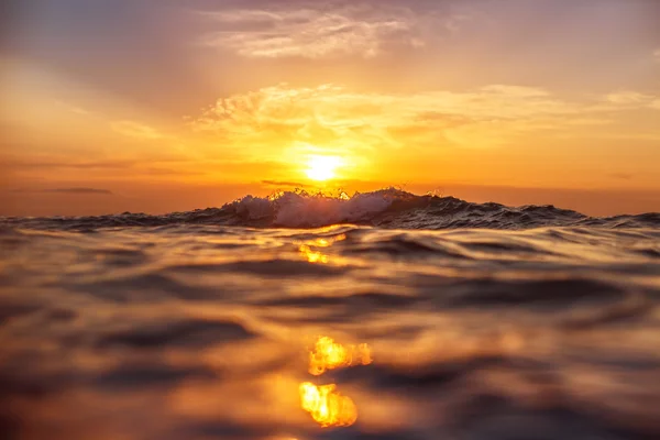 Sunrise and shining waves in ocean — Stock Photo, Image