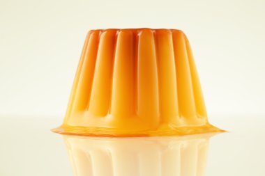 vanilya krem karamelli tatlı. sığ derinlik-in tarla