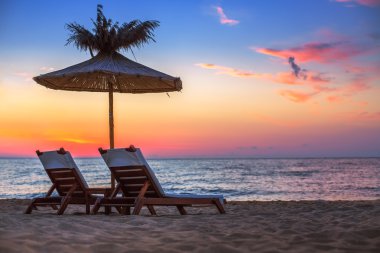 canlı sunrise tente ile güzel bir Kumsalı 