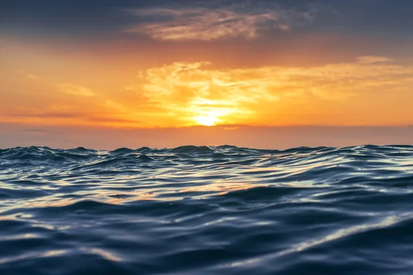 Sunrise and shining waves in ocean — Stock Photo, Image