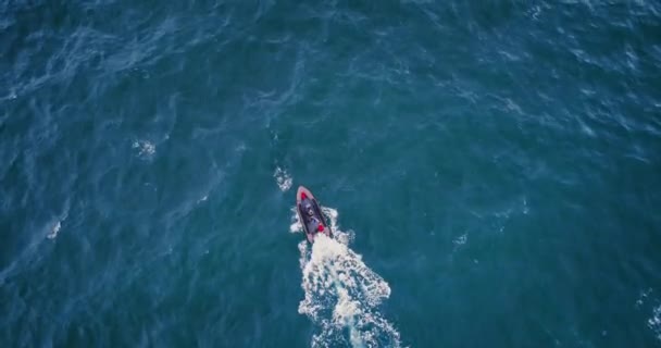 Вид Воздуха Парусник Море Скоростной Катер Океанских Волнах — стоковое видео