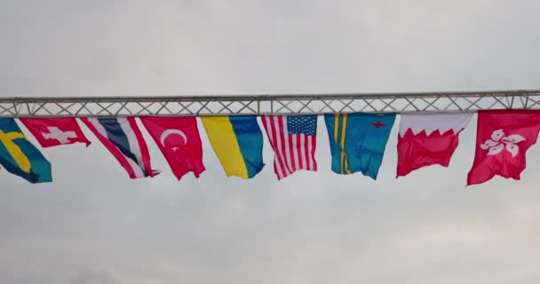 Internationella Flaggor Från Olika Länder Vinkar Vinden Mot Molnig Himmel — Stockvideo