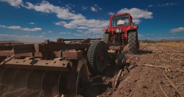 Zemědělský Traktor Ploughing Field Harrow Farmář Traktoru Připravuje Půdu Setí — Stock video