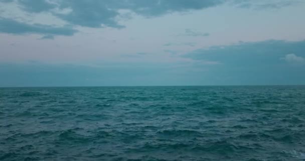 Mavi Deniz Dalgaları Denizdeki Dramatik Fırtınalı Bulutlar — Stok video