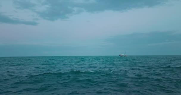 Zeilboot Schip Blauwe Zee Golven Stormachtige Wolken Boven Zee — Stockvideo